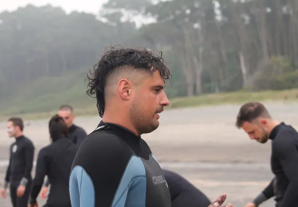 Equipo de Fre Surf School en la playa de Frexulfe