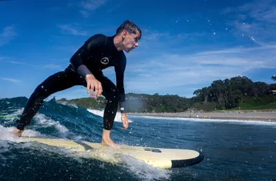Clase de surf de Fre Surf School en la playa de Frexulfe