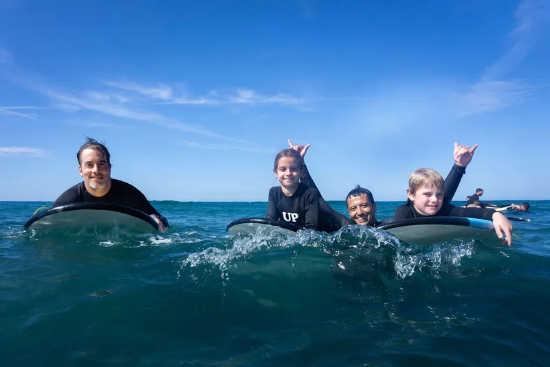 Niños en un campamento de surf en Frexulfe