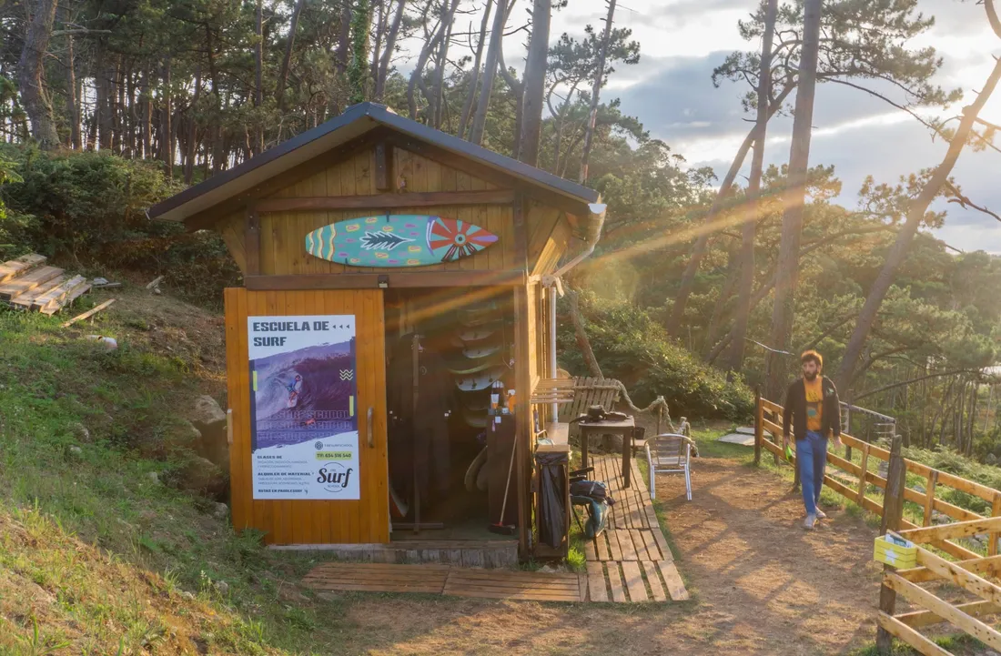 Caseta y oficina de Fre Surf School en la playa de Frexulfe